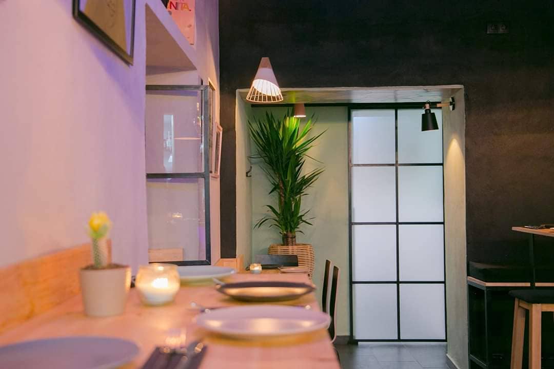 Mesa montada e interior restaurante La Bonita